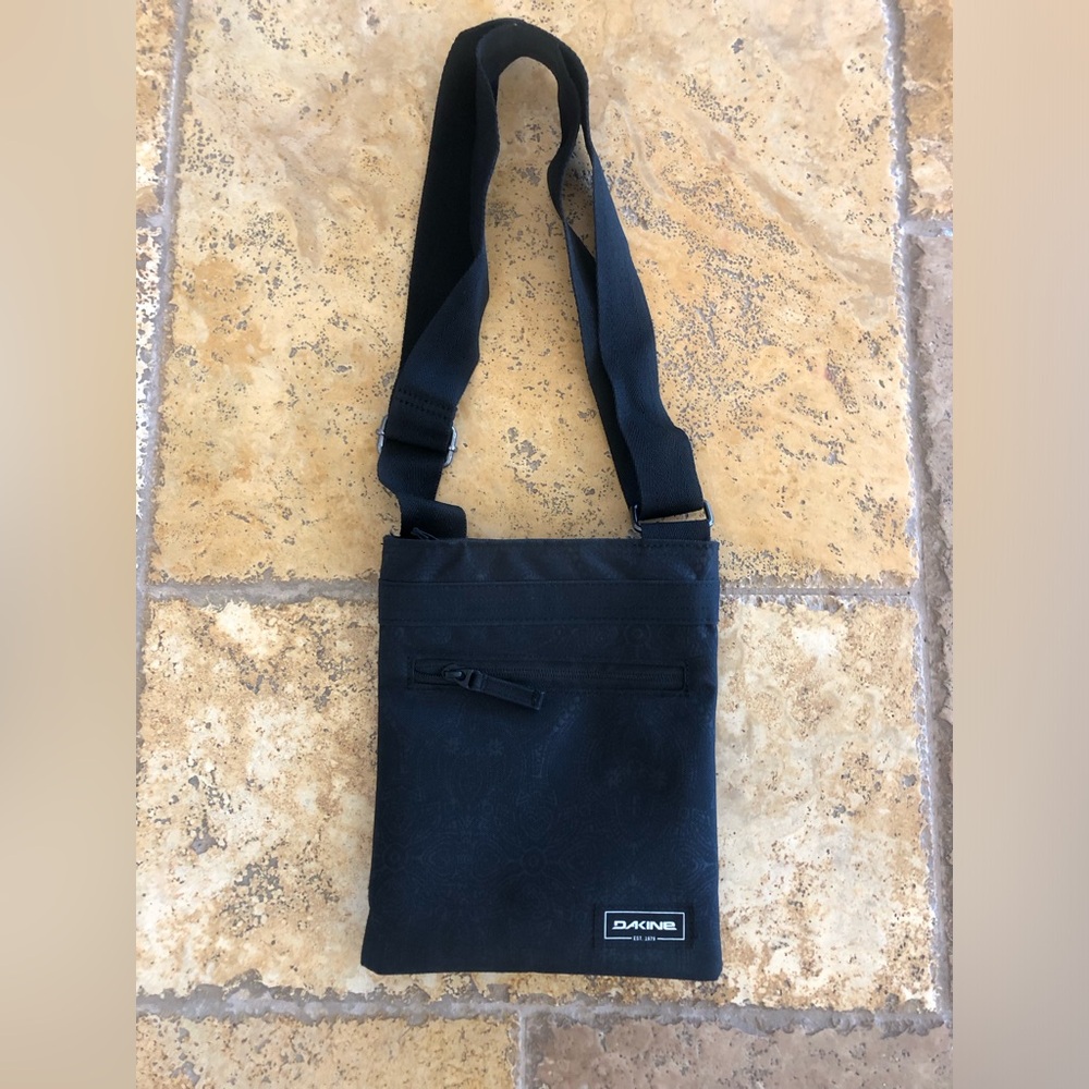 DAKINE - NWOT JIVE CROSSBODY + BLACK/ONE SIZE